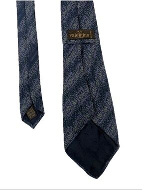 Valentino Vintage Cravatte Necktie 100% Silk Italy Blue Purple Grey W: 3.5 L: 58
